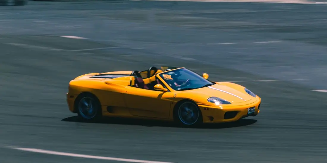 Sarı spor roadster